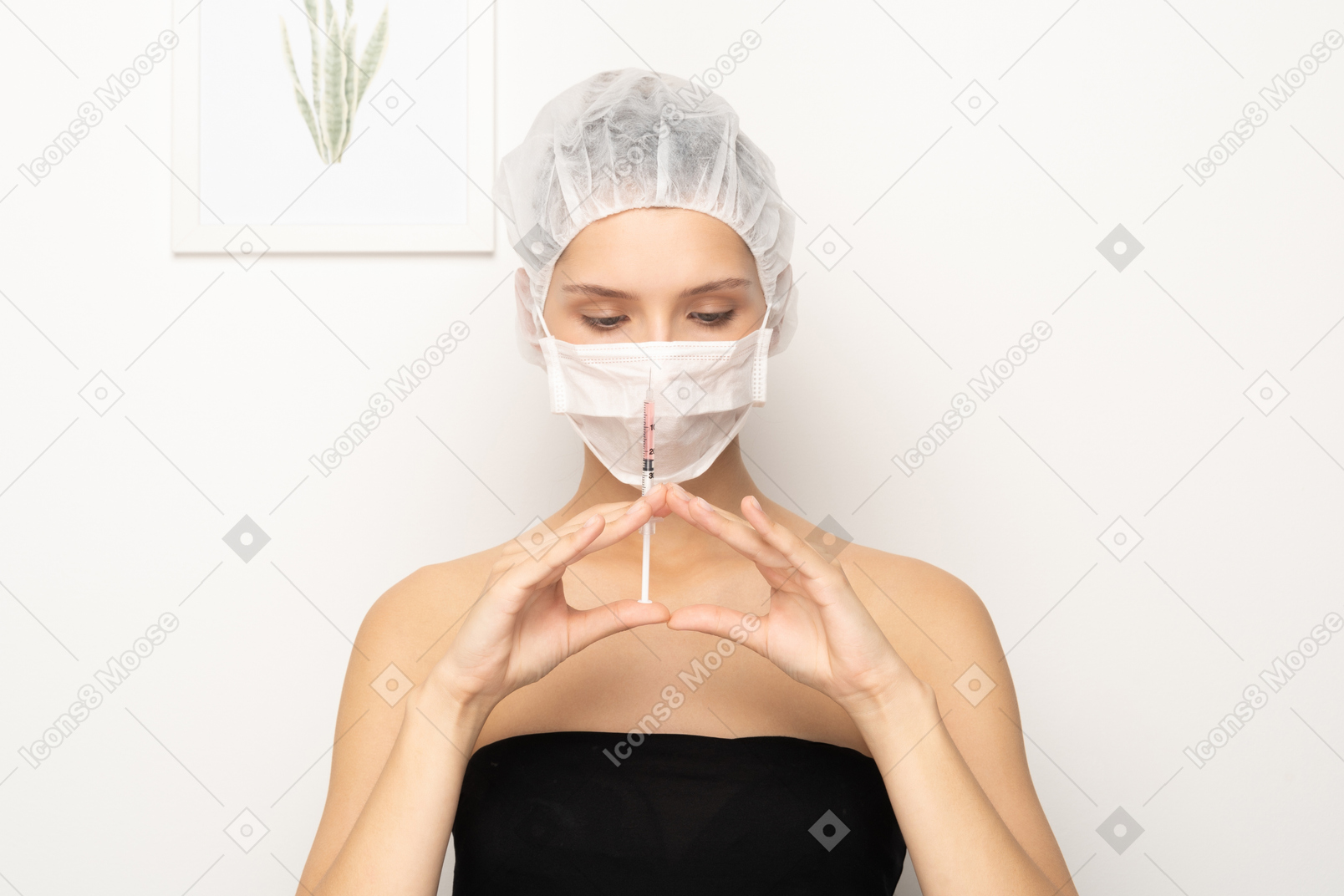 Женщина в маске держит шприц