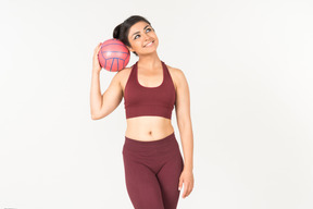 Joven india en ropa deportiva agua potable