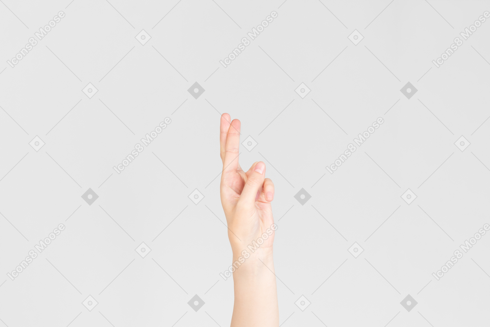 Main féminine avec les doigts croisés