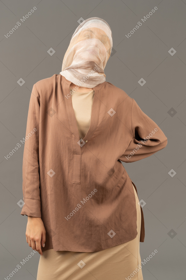 Jovem mulher coberta com um xale listrado