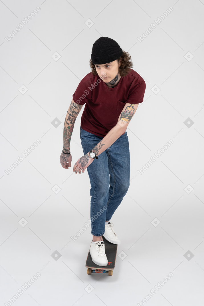 Um adolescente de skate