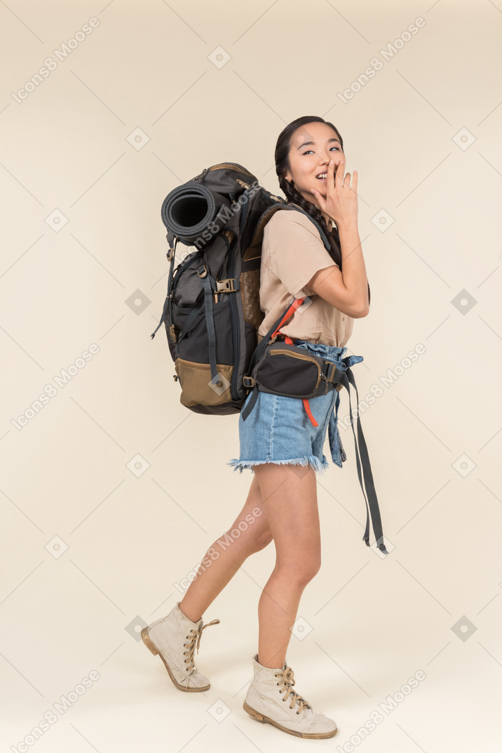 Pensativo mujer asiática excursionista tocando su rostro