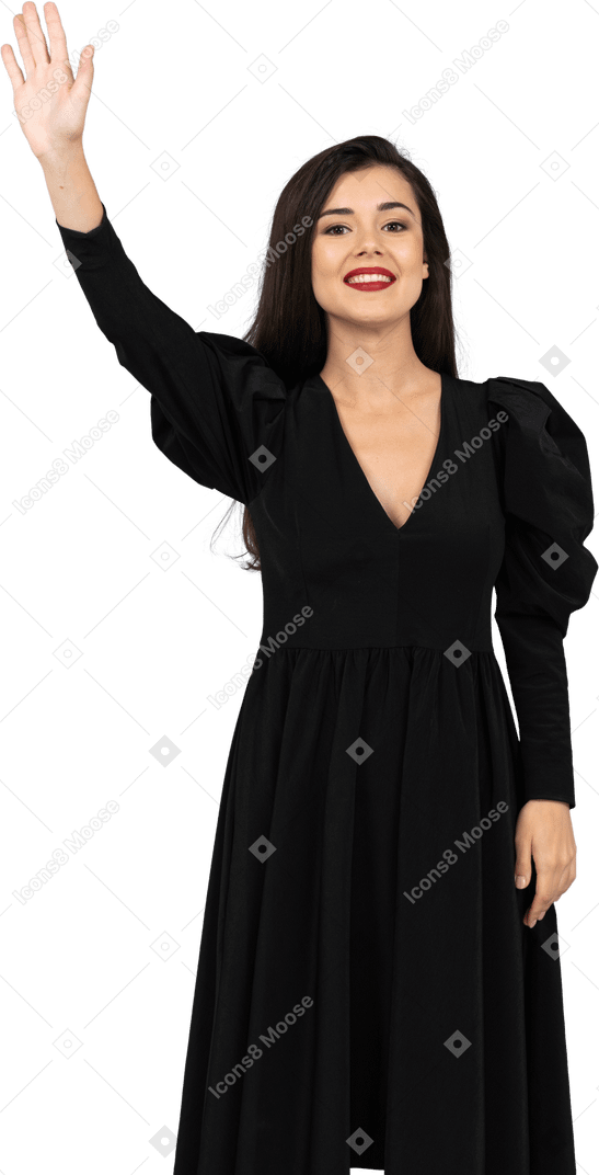 Vorderansicht einer lächelnden begrüßungsdamen in einem schwarzen kleid
