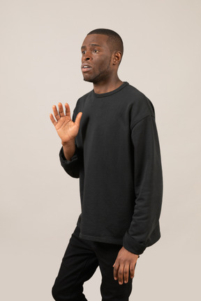 Vista frontal de un hombre mostrando su palma