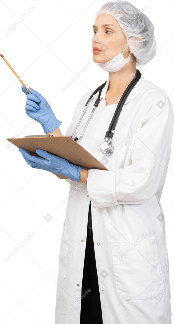 Трехчетвертный вид молодой женщины-врача, держащей карандаш и планшет