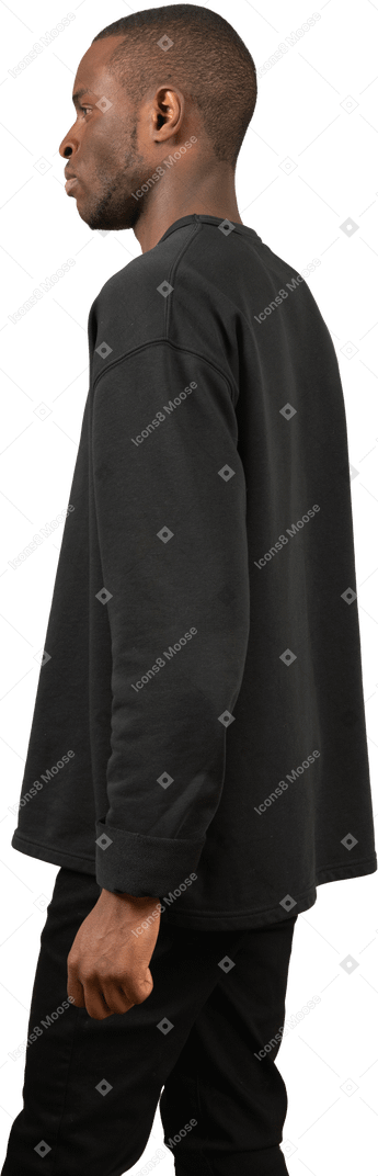 Vue latérale d'un jeune homme en vêtements décontractés noirs