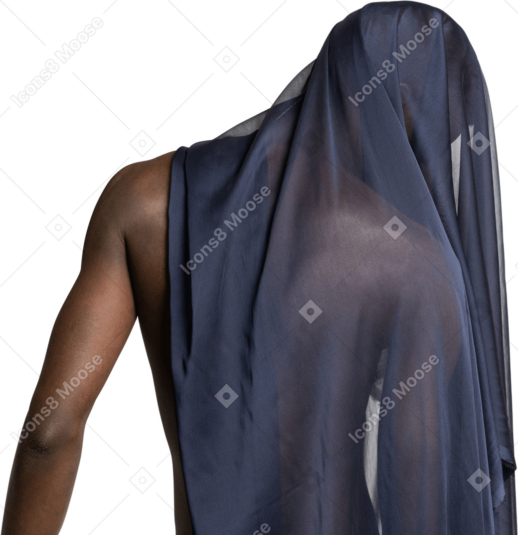 Vista traseira de um jovem homem afro coberto com um xale azul escuro olhando para baixo