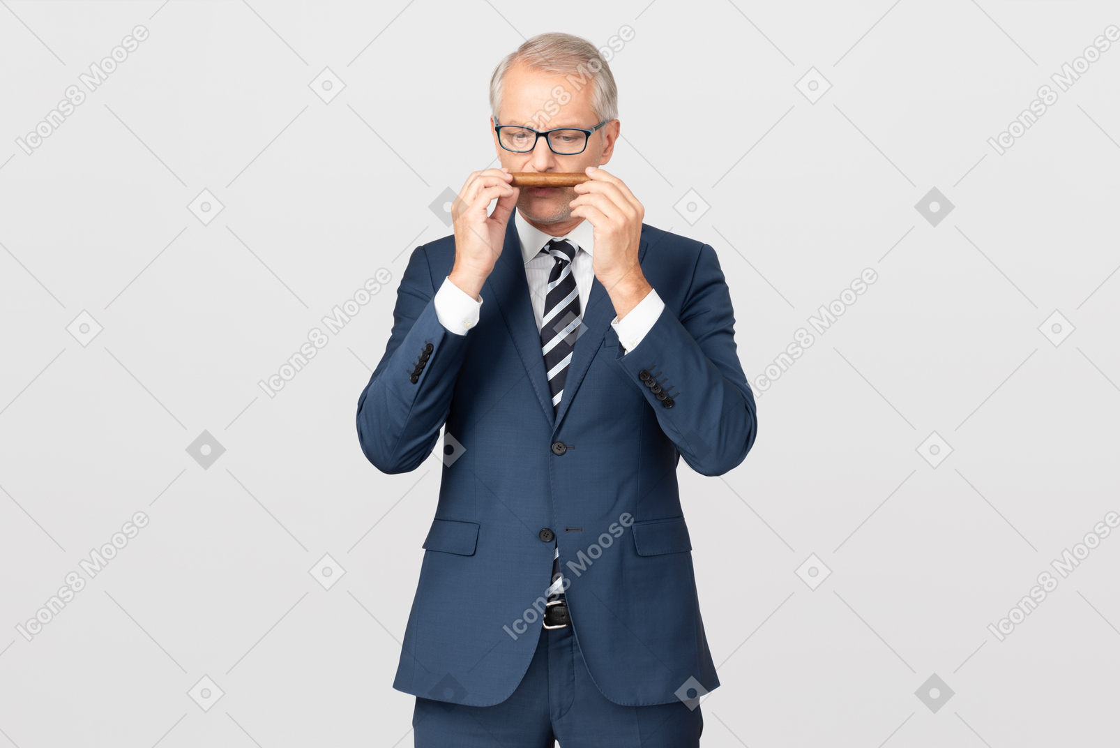 Gut aussehender mann mittleren alters mit einer zigarre im gespräch