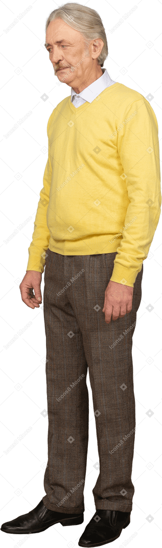 一个不高兴的老人，穿着黄色套头衫，放在一边看的四分之三视图