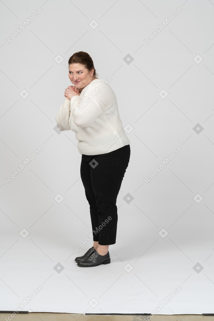 カジュアルな服装で幸せなプラスサイズの女性の側面図