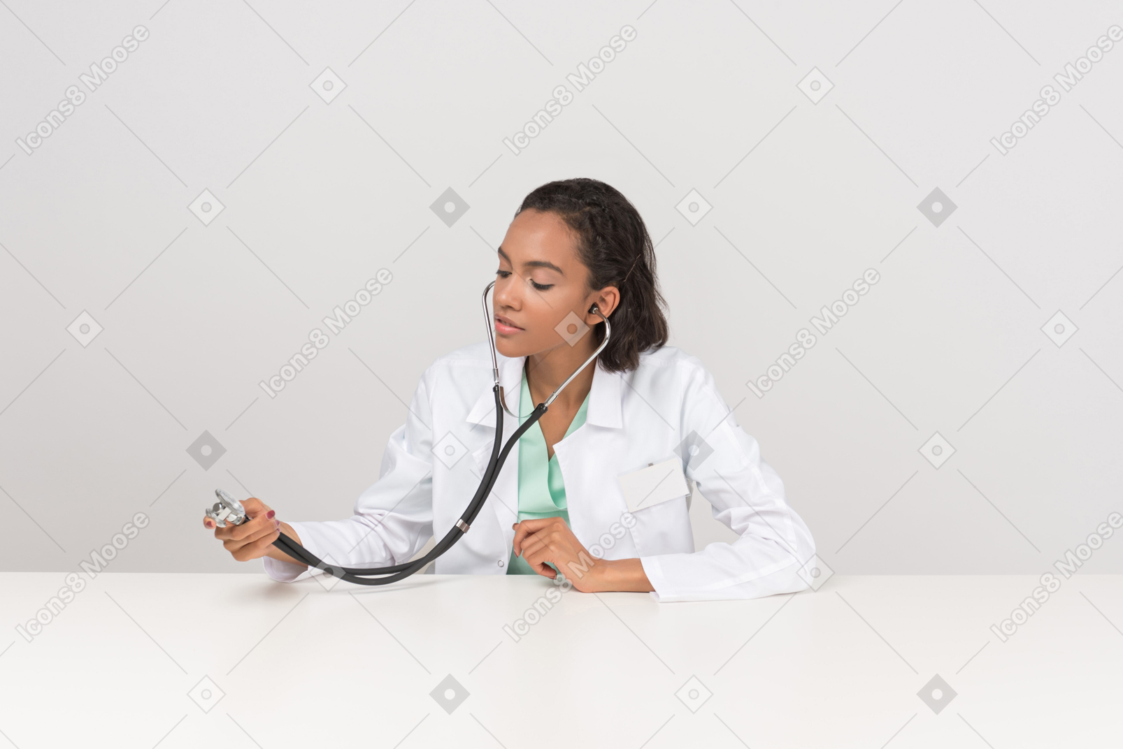 Hermosa doctora con el estetoscopio