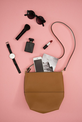 Sac femme et accessoires sur fond rose