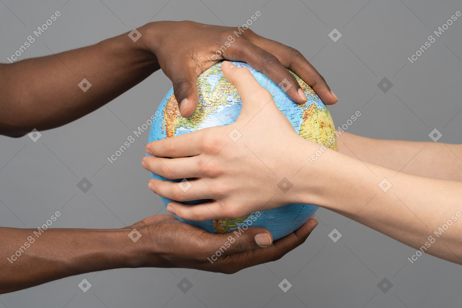 Différentes mains tenant le globe terrestre