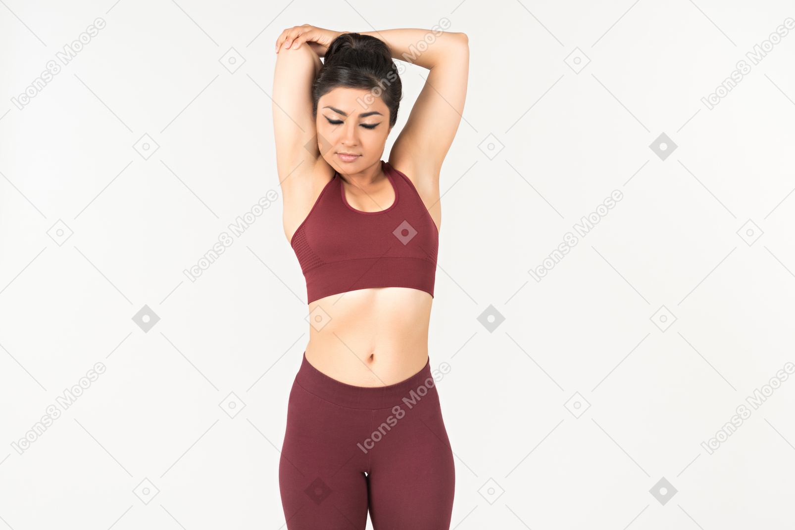 Mujer india en ropa deportiva calentando