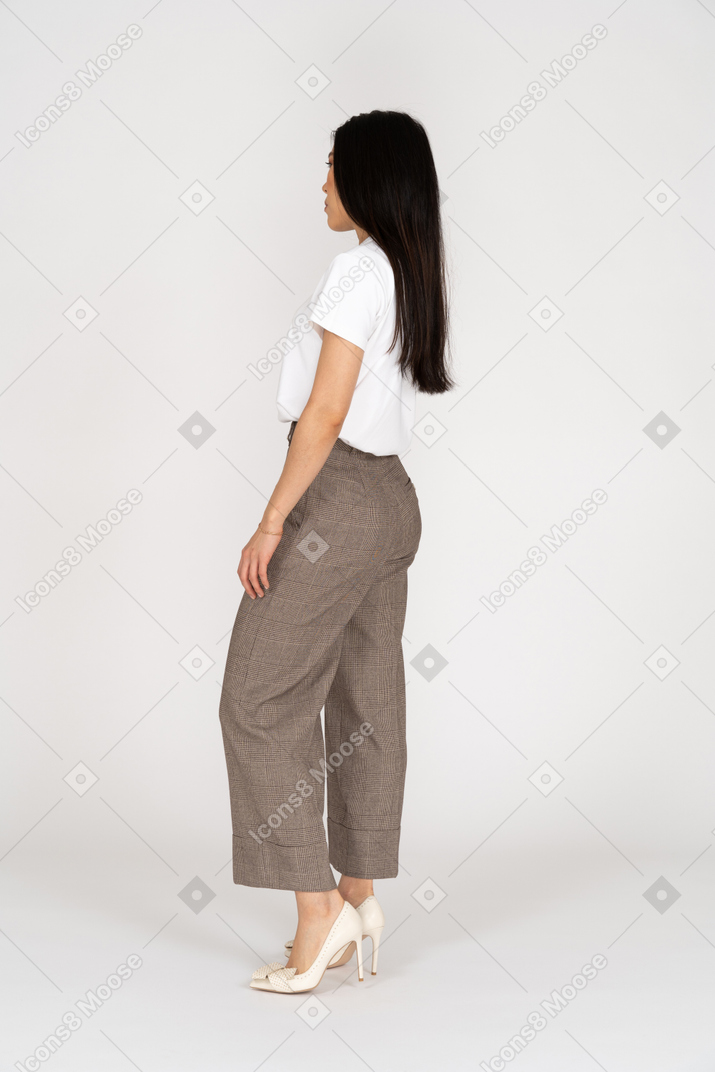 一名年轻女子在马裤站着不动的侧视图