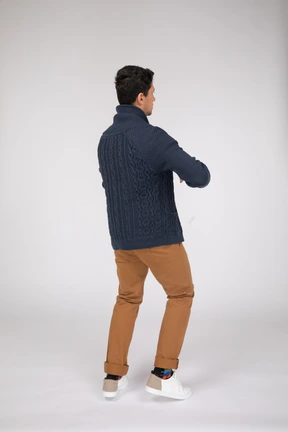 Hombre en ropa casual bailando