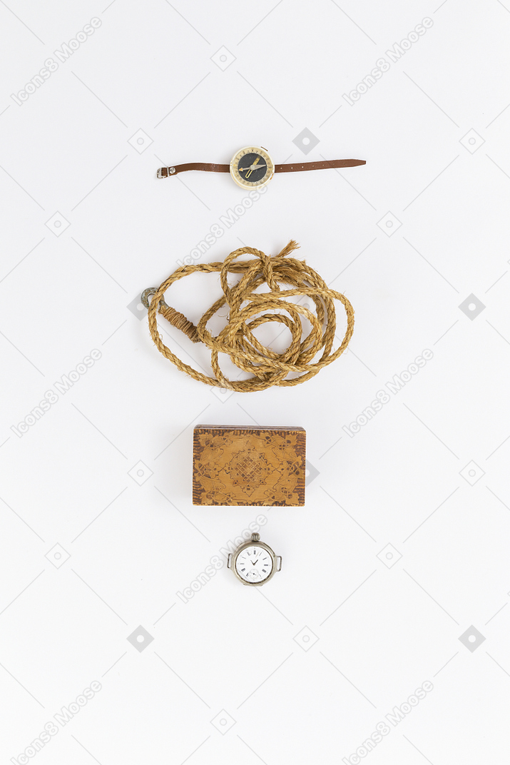 Cuerda con gancho, mini caja, brújula y reloj de bolsillo.