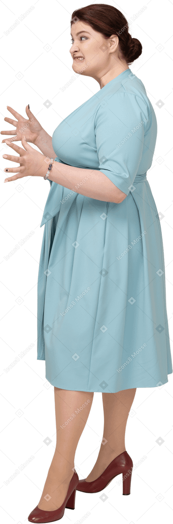 몸짓으로 파란 드레스를 입은 여자의 옆모습