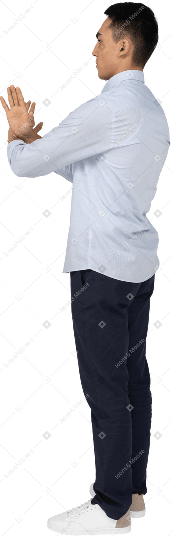 Mann in freizeitkleidung stehend