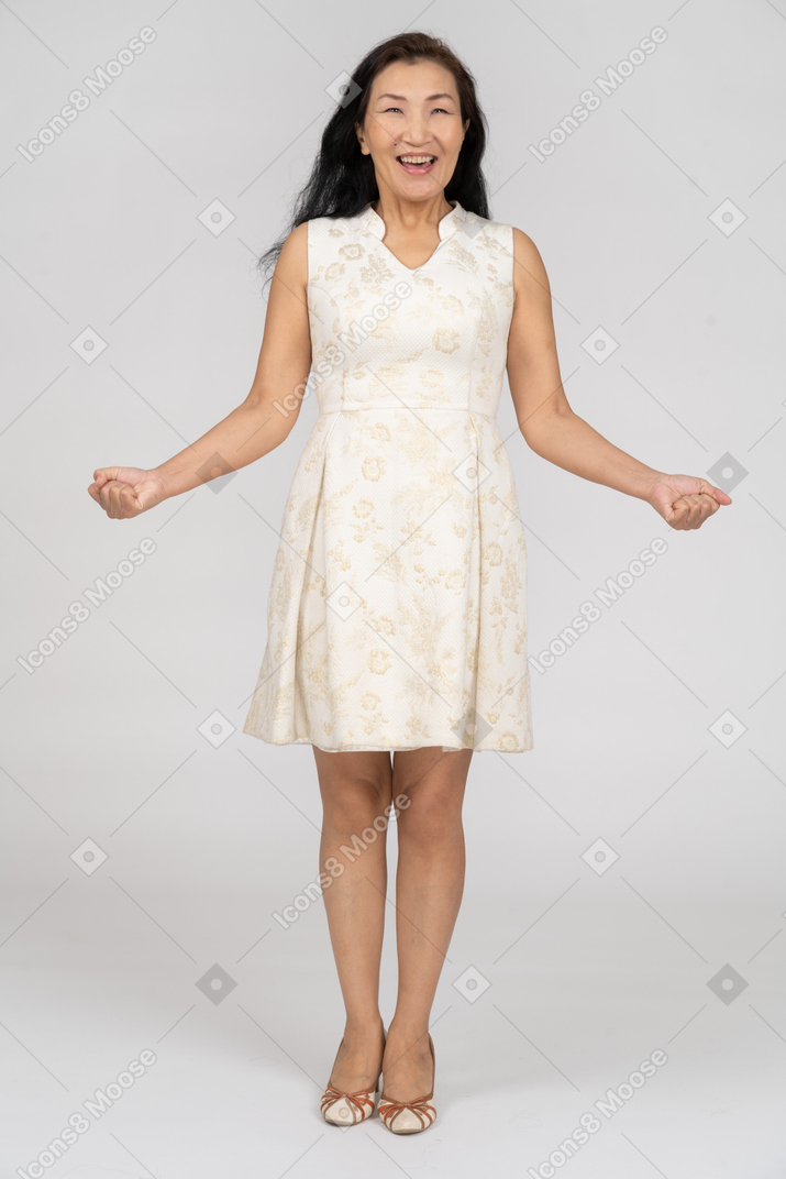 Femme en robe blanche debout