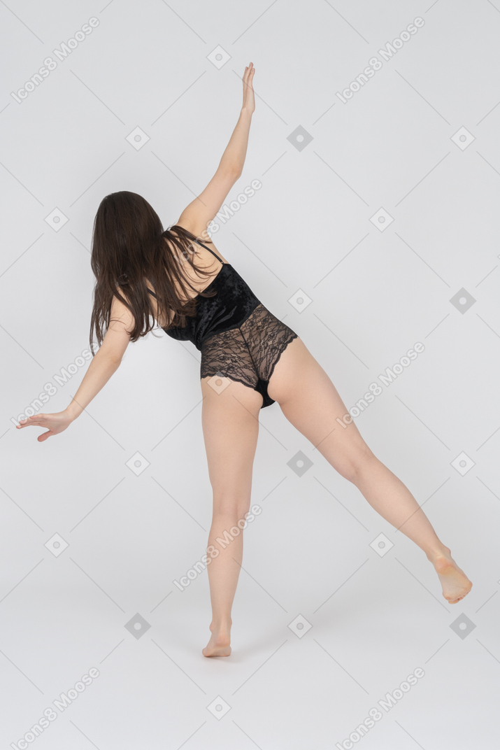 Femme brune méconnaissable faisant des virages latéraux avec les bras tendus