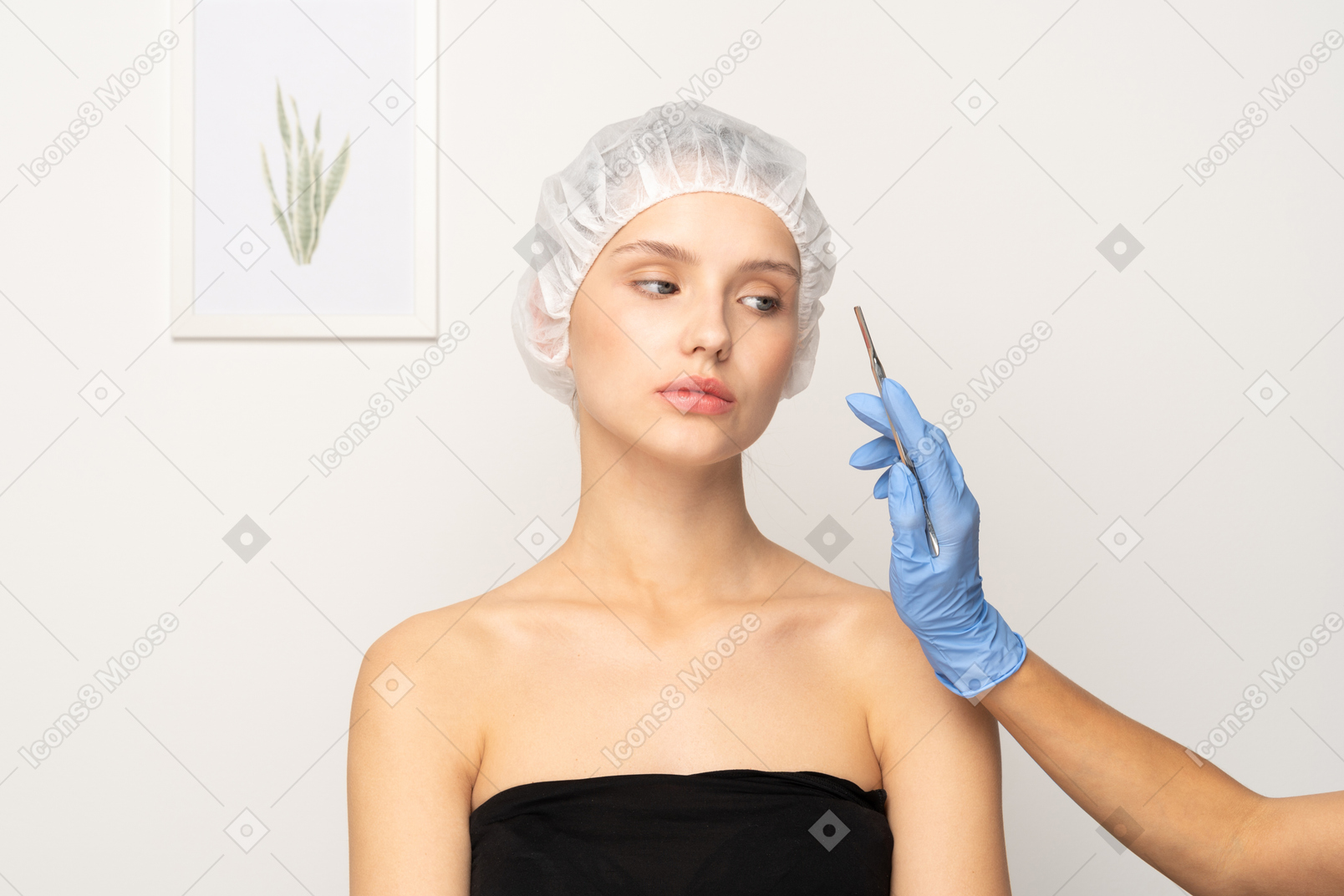 Jeune femme séduisante et la main du chirurgien avec scalpel