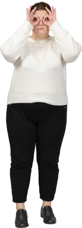 Mulher gorda com roupas casuais olhando através de binóculos imaginários