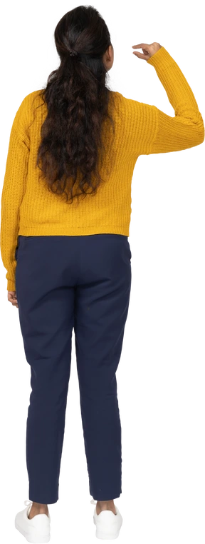 Vista posteriore di una ragazza in abiti casual che mostra piccole dimensioni di qualcosa