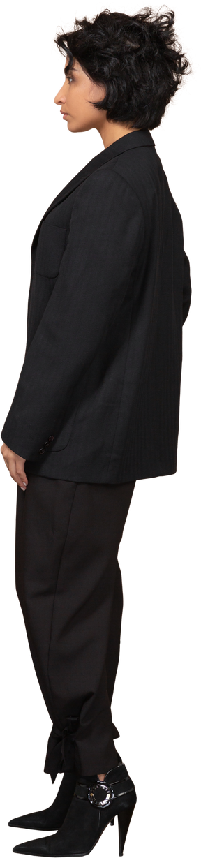Vista lateral, de, un, mujer de negocios, vestido, en, traje negro