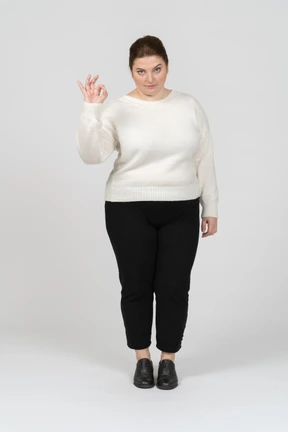 Mujer de talla grande en ropa casual mostrando signo ok