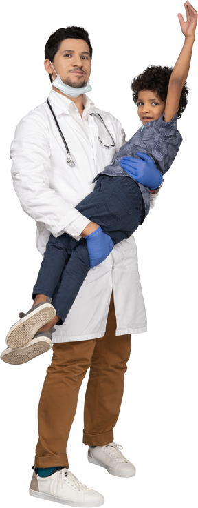 Médico segurando um menino feliz