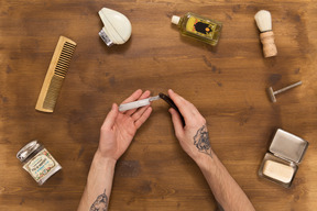 Holding sharp straight razor