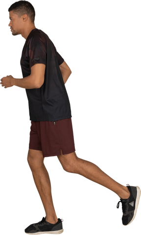 Junger mann in sportkleidung joggen