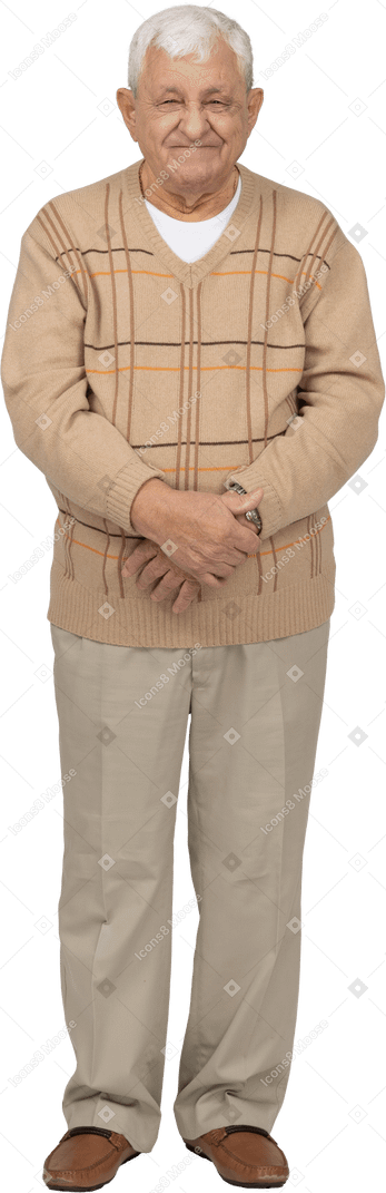 Vista frontal de un anciano feliz con ropa informal mirando a la cámara