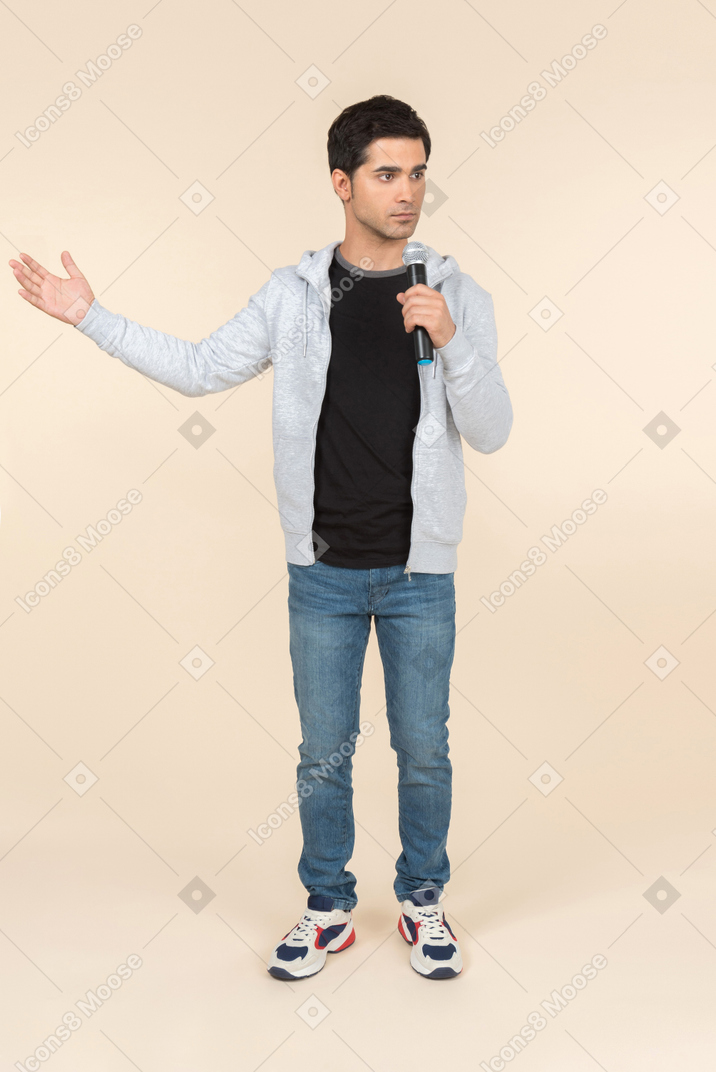 Jovem homem caucasiano falando em um microfone