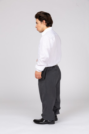 Vista lateral de un hombre en ropa formal mirando hacia otro lado