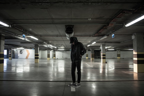 Vue de face d'un jeune homme sur un parking