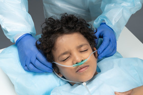 Médico preparando menino para cirurgia