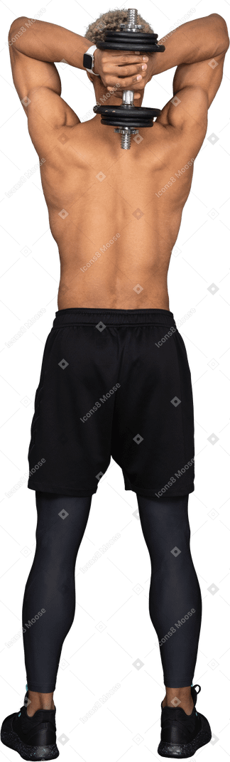 Vista posterior de un hombre afro sin camisa levantando la pesa