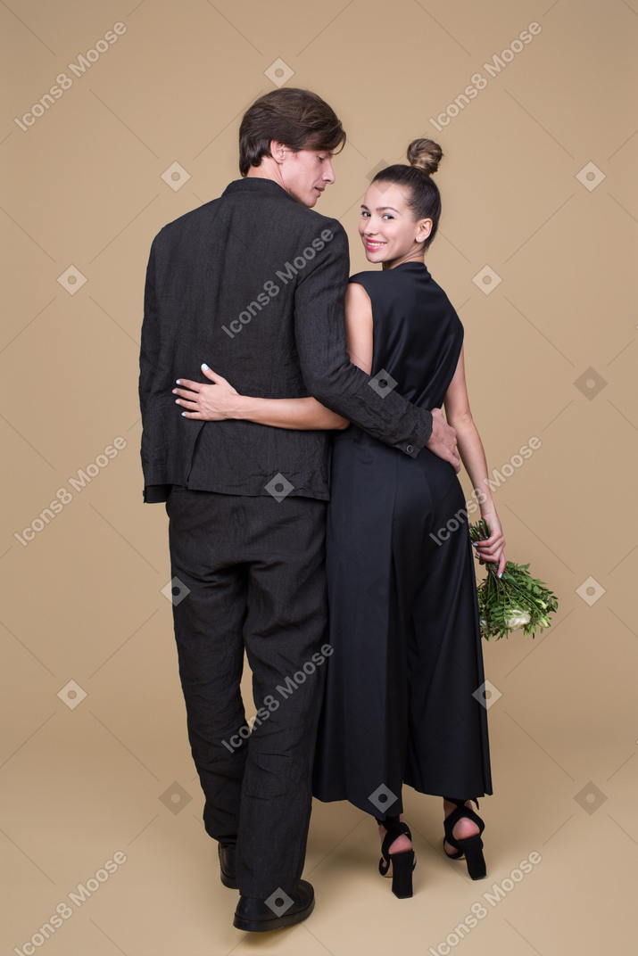 Vista traseira de um jovem casal no seu dia de noivado