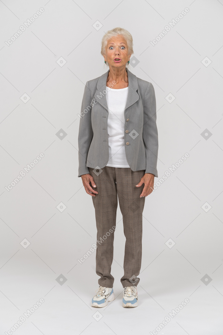 カメラを見てスーツを着た印象的な老婦人の正面図