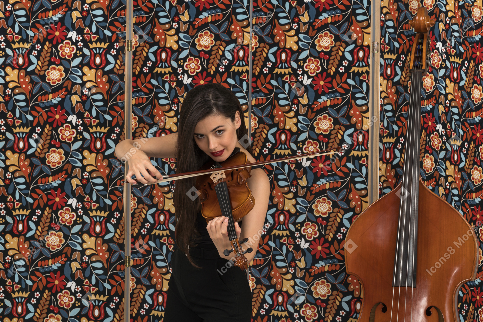 Apaixonado músico feminino tocando violino