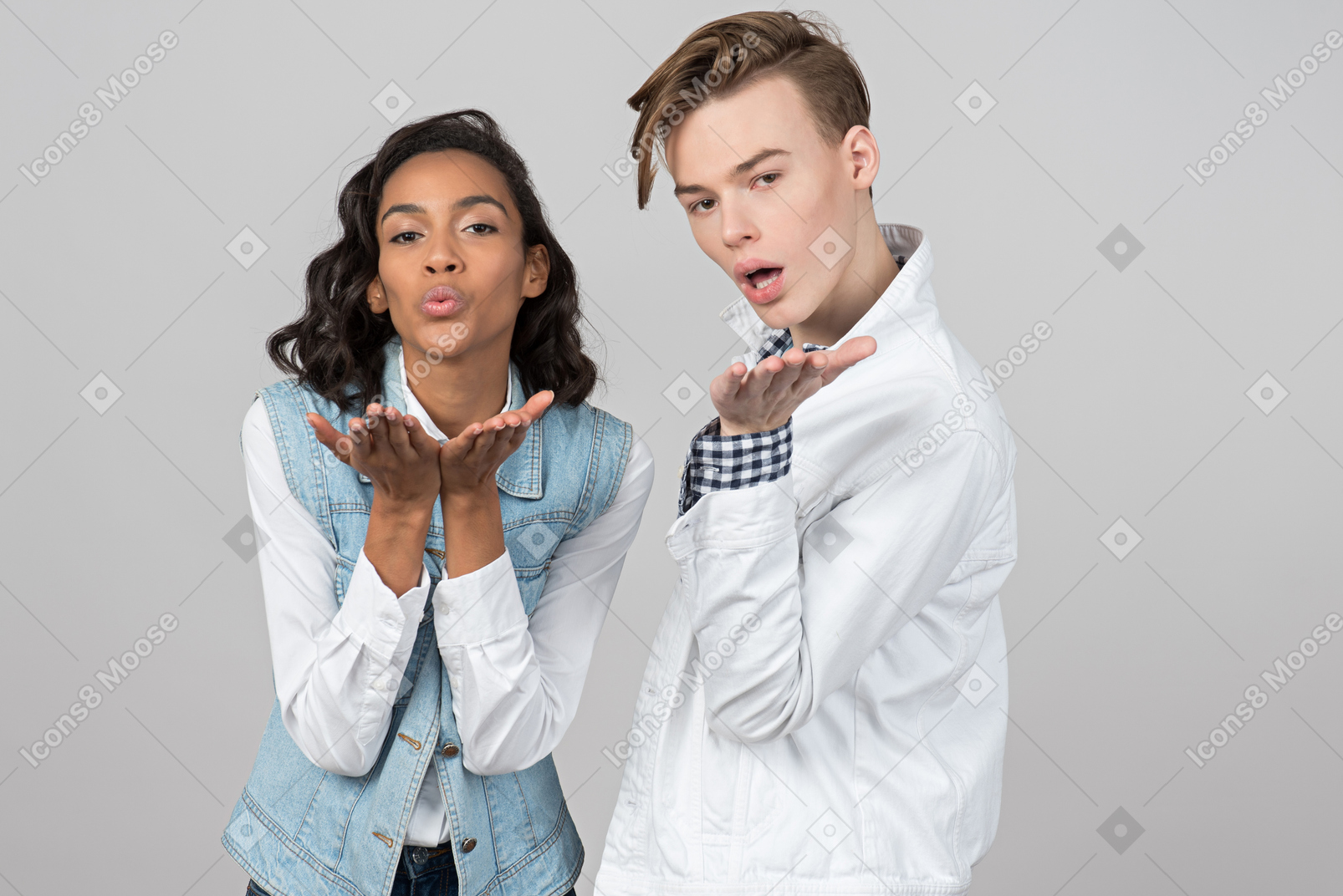 Couple d'adolescents envoyant des baisers de l'air