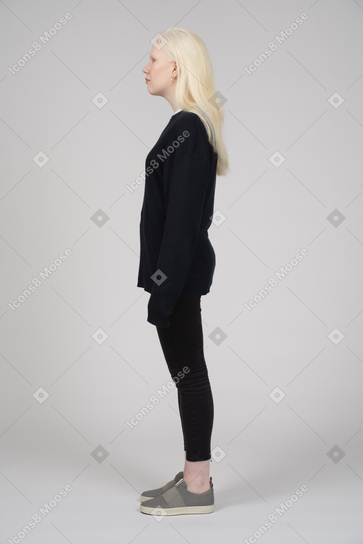 Vista lateral da mulher em pé