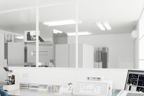 Laboratoire avec un diviseur en verre dans une clinique