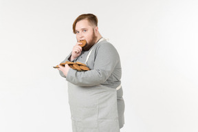 Застигнут врасплох толстый человек ест печенье