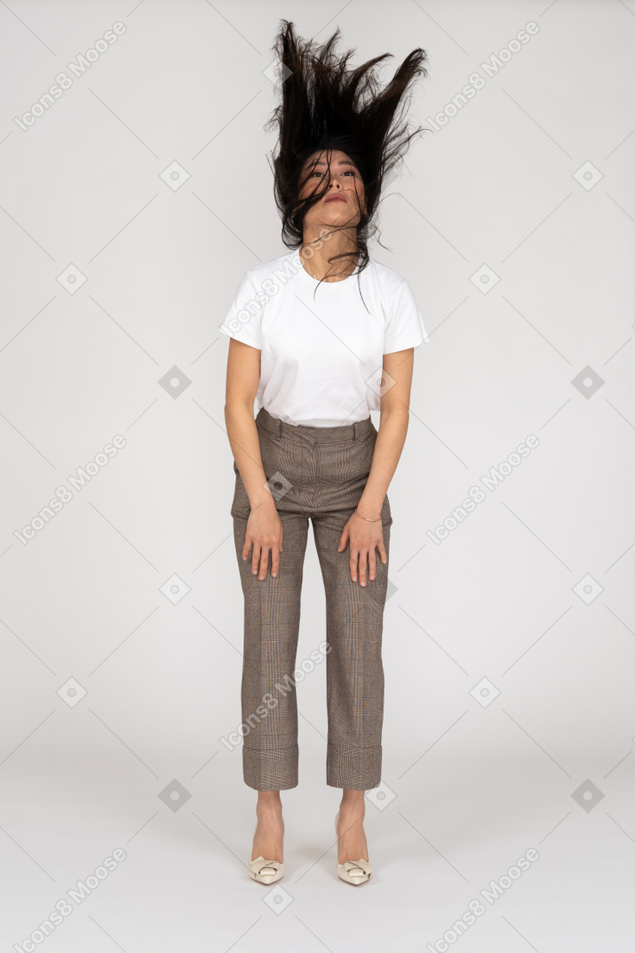 Vorderansicht einer jungen dame in reithose und t-shirt mit unordentlichem haar