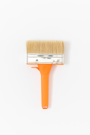 Une brosse de peinture se trouvant sur le fond blanc uni