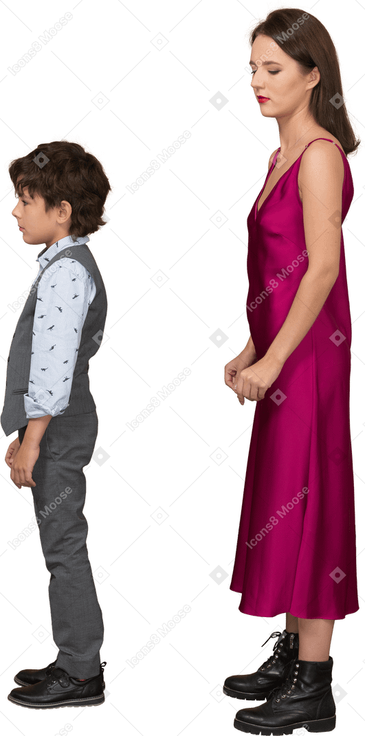 Молодая девушка и мальчик стоят вместе