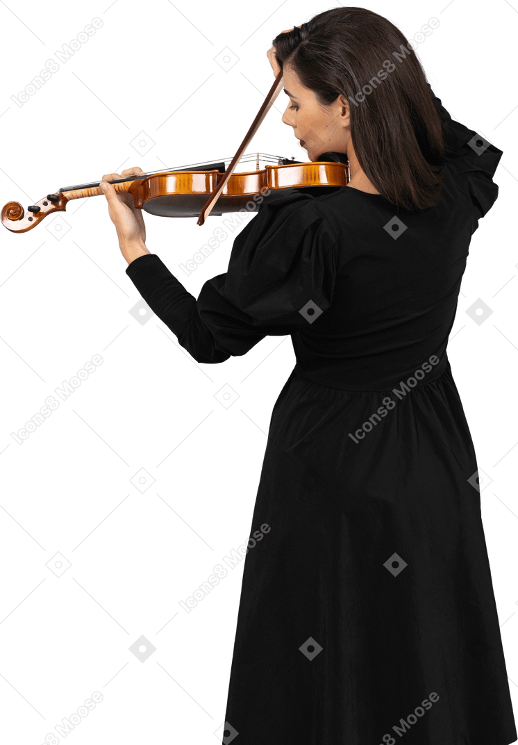 바이올린 연주 검은 드레스에 젊은 아가씨의 근접